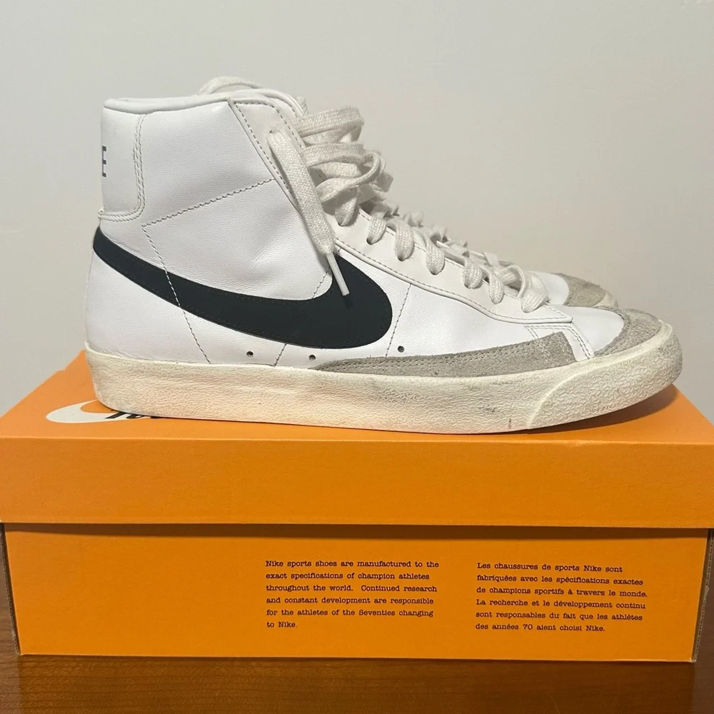 Nike Blazer Mid '77 White and Black Size US Men's 10.5 / Women's 12